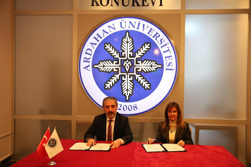 rektorumuz sayin prof dr bedriye tuncsiper ile ardahan universitesi rektoru sayin prof dr mehmet biber arasinda farabi degisim programi protokolu imzalandi izmir demokrasi universitesi