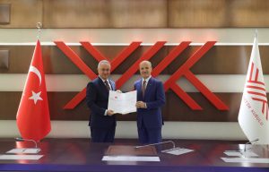 İzmir Demokrasi Üniversitesi Rektörü Prof. Dr. Selim Karahasanoğlu, YÖK’te mazbatasını aldı.