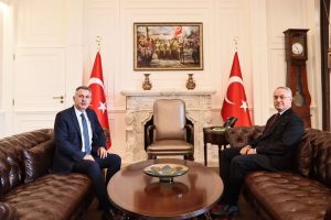 İzmir Demokrasi Üniversitesi Rektörü Prof. Dr. Selim Karahasanoğlu, İzmir Valisi Dr. Süleyman                                Elban’ı makamında ziyaret etti.
