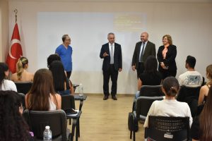 Rektör Karahasanoğlu, Tıp fakültesi öğrencilerini derste ziyaret etti