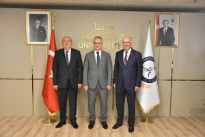AK Parti Karabağlar İlçe Başkanı Hüseyin Uzun ile Karabağlar Kurucu İlçe Başkanı Sinan Demirci, İzmir Demokrasi Üniversitesi Rektörü Prof. Dr. Selim Karahasanoğlu’nu makamında ziyaret etti.Ziyarette, Rektör Karahasanoğlu’na yeni görevinde başarı dileklerinde bulunuldu.