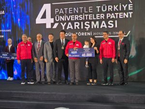 İzmir Demokrasi Üniversitesi İnşaat Mühendisliği Bölümü Öğretim Üyesi Prof. Dr. Murat Emre Kartal’ın da yer aldığı Patent, TEKNOFEST kapsamında Sanayi ve Teknoloji Bakanlığı himayelerinde TÜRKPATENT (Türk Patent ve Marka Kurumu) ev sahipliğinde düzenlenen ve 55 farklı ilden 101 üniversiteden toplam 800 patent başvurusu yapılan “Patentle Türkiye: 4. Üniversiteler Patent Yarışması” nda ilk 20’ye kalarak ödül almaya hak kazanmıştır.