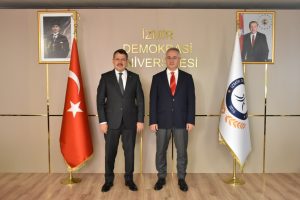 İzmir Cumhuriyet Başsavcısı Ali Yeldan, Rektör Prof. Dr. Selim Karahasanoğlu’nu ziyaret etti. Ziyarette iki kurum arasında ortak yürütülebilecek proje ve çalışmalar değerlendirildi. Başsavcı Yeldan İzmir Demokrasi Üniversitesi Şeref Defteri’ni de imzaladı.