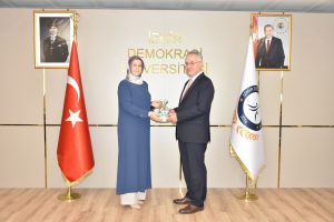 Manisa Celal Bayar Üniversitesi Rektörü Prof. Dr. Rana Kibar ve Rektör Yardımcısı Prof. Dr. Kadir Ay, Rektör Prof. Dr. Selim Karahasanoğlu’nu ziyaret etti.