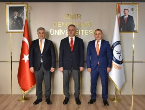 İzmir Vali Yardımcıları Mehmet Sadık Tunç ve Adem Aslan, Rektör Prof. Dr. Selim Karahasanoğlu’nu ziyaret ederek yeni görevi vesilesiyle tebrik etti.