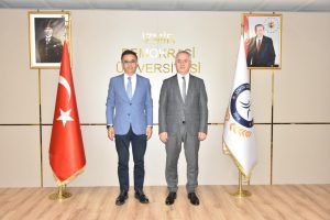 İzmir İl Milli Eğitim Müdürü Dr. Ömer Yahşi, Rektör Prof. Dr. Selim Karahasanoğlu’nu ziyaret ederek yeni görevi vesilesiyle başarı diledi.