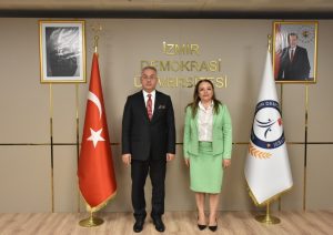 Malatya Turgut Özal Üniversitesi Kurucu Rektörü ve Sağlık Turizmi Konfederasyonu Genel Başkanı Prof. Dr. Aysun Bay ve beraberindeki yönetim kurulu üyeleri, İzmir Demokrasi Üniversitesi Rektörü Prof. Dr. Selim Karahasanoğlu’nu makamında ziyaret etti.