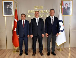 Karabağlar Kaymakamı Mehmet Özer ve Bornova Kaymakamı Muzaffer Şahiner, İzmir Demokrasi Üniversitesi Rektörü Prof. Dr. Selim Karahasanoğlu’nu makamında ziyaret ederek başarı dileklerini iletti.