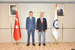 Konak Kaymakamı Ediz Sürücü, Rektör Karahasanoğlu’nu ziyaret ederek yeni görevi vesilesiyle başarı diledi.