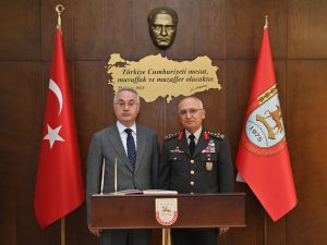 İzmir Demokrasi Üniversitesi Rektörü Prof. Dr. Selim Karahasanoğlu, Ege Ordusu ve Garnizon Komutanı Orgeneral İrfan Özsert’i ziyaret etti.