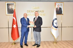 Müstakil Sanayici ve İşadamları Derneği (MÜSİAD) İzmir Şubesi Başkanı Gökhan Temur, Rektör Karahasanoğlu’nu ziyaret etti. Başkan Temur, MÜSİAD’ın yayın organı Çerçeve Dergisi’nin son sayısını Rektör Karahasanoğlu’na takdim etti.