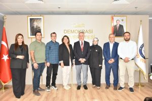Eğitim Bir-Sen İzmir Şubesi Başkanı Sevgi Kocaoğlu ve Yönetim Kurulu Üyeleri, Rektör Prof. Dr. Selim Karahasanoğlu’na hayırlı olsun ziyareti gerçekleştirerek, yeni görevi vesilesiyle başarı diledi.