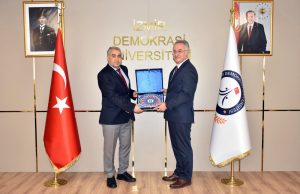 İzmir Demokrasi Üniversitesinin Akademik Yıl Açılış Töreni’ne katılan Aydın Adnan Menderes Üniversitesi Rektörü Prof. Dr. Bülent Kent, Rektör Prof. Dr. Selim Karahasanoğlu’nu makamında ziyaret ederek yeni görevi vesilesiyle tebrik etti, başarı dileklerini iletti.