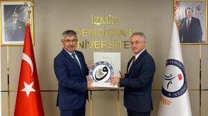 İzmir Demokrasi Üniversitesinin Akademik Yıl Açılış Töreni’ne katılan Muğla Sıtkı Koçman Üniversitesi Rektörü Prof. Dr. Turhan Kaçar, Rektör Prof. Dr. Selim Karahasanoğlu’nu makamında ziyaret ederek yeni görevi vesilesiyle tebrik etti, başarı dileklerini iletti.