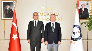 Buca Kaymakamı Muhammed Gürbüz, Rektör Prof. Dr. Selim Karahasanoğlu’nu makamında ziyaret ederek yeni görevi vesilesiyle tebrik etti.