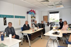 İzmir Demokrasi Üniversitesinin Akademik Yıl Açılış Töreni’nde açılış konferansı veren Prof. Dr. İhsan Fazlıoğlu, tören öncesi Felsefe Bölümü akademisyenleriyle bir araya gelerek sohbet etti.