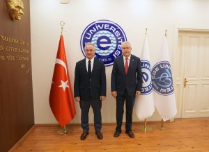 İzmir Demokrasi Üniversitesi Rektörü Prof. Dr. Selim Karahasanoğlu, Ege Üniversitesi Rektörü Prof. Dr. Necdet Budak’a iadeiziyarette bulundu. Ziyaret, karşılıklı iyi dileklerin sunulması ve hatıra fotoğrafı çekimiyle sona erdi.