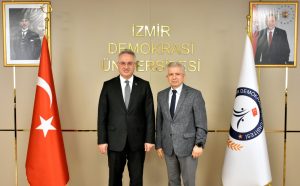 İzmir Ekonomi Üniversitesi Rektörü Prof. Dr. Yusuf Hakan Abacıoğlu, Rektör Prof. Dr. Selim Karahasanoğlu’nu ziyaret ederek, başarı dileklerini iletti.