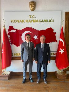 İzmir Demokrasi Üniversitesi Rektörü Prof. Dr. Selim Karahasanoğlu, Konak Kaymakamı Ediz Sürücü’ye iadeiziyarette bulundu.