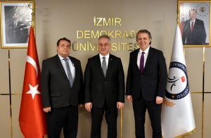 İzmir Sanayi ve Teknoloji İl Müdürü Hakan Topaç, Rektör Prof. Dr. Selim Karahasanoğlu’nu ziyaret etti. Teknoloji Şube Müdürü Doç. Dr. Erbil Kalmış’ın da yer aldığı ziyarette üniversite – sanayi iş birliği kapsamındaki konulara değinildi.