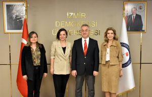 Karabağlar Belediye Başkanı Emine Helil İnay Kınay, Rektör Prof. Dr. Selim Karahasanoğlu’nu ziyaret etti.