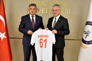 İzmir Gençlik ve Spor İl Müdürü Murat Eskici, Rektör Prof. Dr. Selim Karahasanoğlu’nu ziyaret etti.