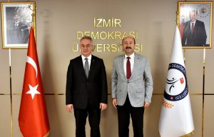 Memur-Sen İzmir İl Başkanı Gencer Yılmaz, Rektör Prof. Dr. Selim Karahasanoğlu’nu ziyaret etti. Ziyarette, Eğitim Bir-Sen 2 Nolu Şube Başkanı Sevgi Kocaoğlu da bulundu.