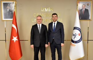 İzmir Vakıflar Bölge Müdürü Tahir Emre Can, Rektör Prof. Dr. Selim Karahasanoğlu’nu ziyaret ederek, başarı dileklerini iletti.