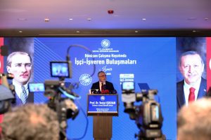 “Dönüşen Çalışma Hayatında İşçi–İşveren Buluşmaları” Paneli İzmir’de Gerçekleşti