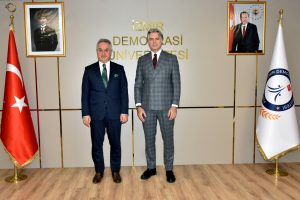 Türk Kızılay İzmir İl Merkezi Yönetim Kurulu Başkanı Kerem Fahri Baykalmış, Rektör Prof. Dr. Selim Karahasanoğlu’nu ziyaret etti.